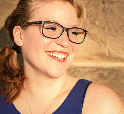 Eine lächelnde junge Frau mit Brille