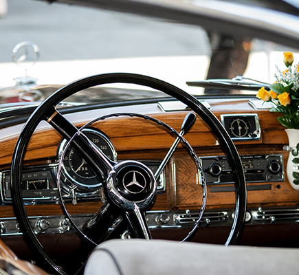 Foto eines alten Mercedes im Innenraum mit Blick auf das Lenkrad