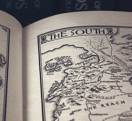 Ein aufgeklapptes Buch das eine Landkarte zeigt